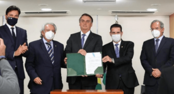 Bolsonaro sanciona MP que reduz tributos sobre o serviço banda larga